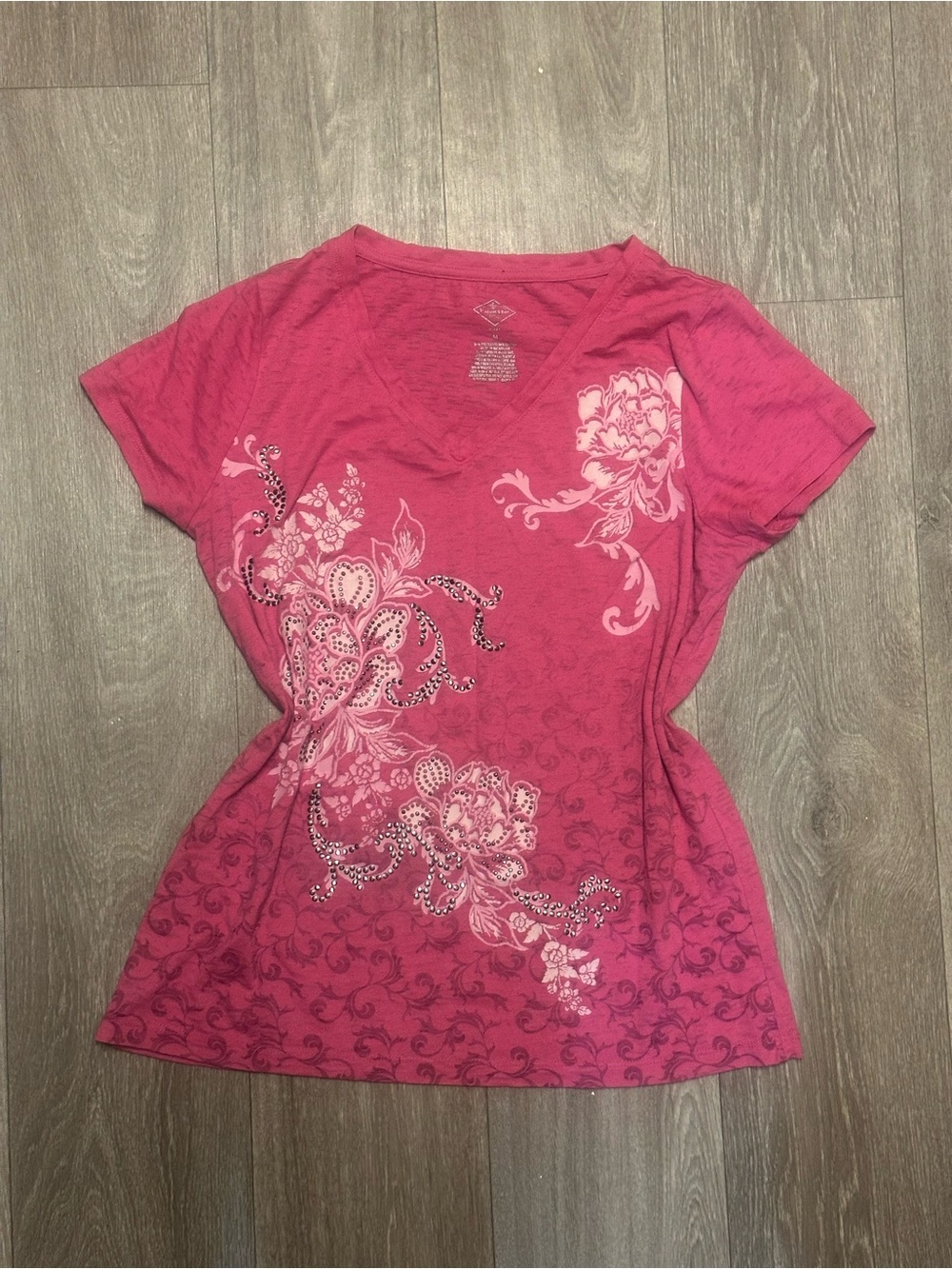 Y2K St. John's Bay V-Neck Short Sleeve Tee with Floral Design and rhinestones